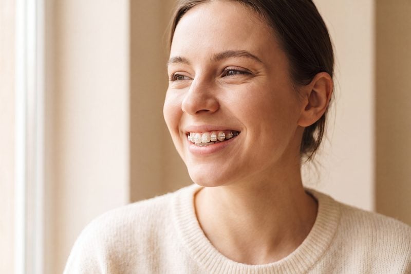 Jeune femme souriante portant des bagues dentaires